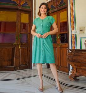 Robe trapèze en polyester à rayures vertes avec col en V et manches courtes, conçue pour un style chic et confortable au quotidien, taille M - Product Image 5