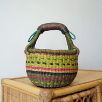 Panier Ghana Bolga en herbe naturelle avec poignée en cuir pour le stockage décoratif et les achats au marché des agriculteurs