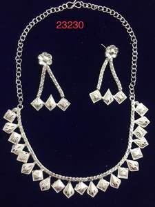 Elegante Juego de Collar Gargantilla con Colgante de Hoja Chapado en Oro con Pendientes a Juego |   Modelo de Joyería Nupcial y Festiva 23229 - Product Image 6