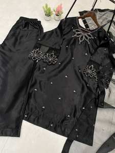 Conjunto de ropa de fiesta bordada Kurta de seda de diseñador para mujer - Product Image 3