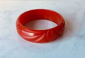 Brazalete de resina de diseño moderno Brazalete de resina de varios colores para mujeres y niñas para productos de venta caliente por artesanía de media luna - Product Image 3