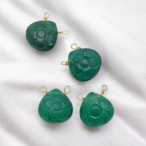 Colgantes de Esmeralda verde teñidos tallados en forma de corazón de 12mm, abalorios de Esmeralda envueltos en alambre chapado en oro y plata de ley, regalo para ella - Product Image 1