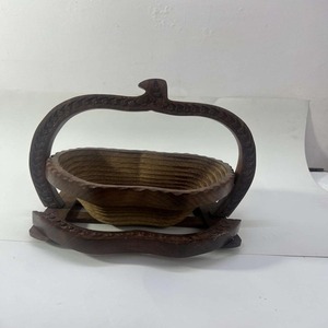 Panier à fruits suspendu pliable sculpté dans du bois naturel Produit artisanal élégant et écologique - Product Image 1