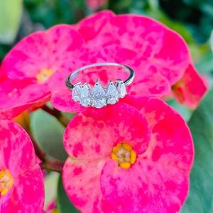 Anillo de compromiso de diamante cultivado en laboratorio de pera 0,88, anillo de oro blanco de 14 K, anillo de 5 piedras, regalo de boda o aniversario para ella - Product Image 5