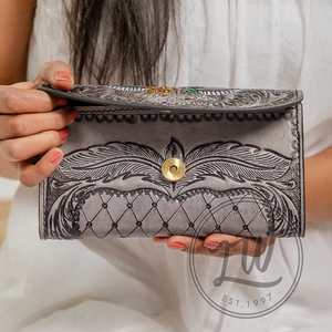 Cartera de mano de cuero con estilo hecha a mano para mujer Monedero tallado de cuero único para primavera e invierno - Product Image 4