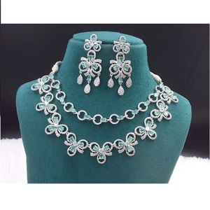 Conjunto de joyería de moda 2025 para mujer, collar y pendientes de diamantes de imitación de lujo para ocasiones especiales disponibles a precio mayorista - Product Image 2