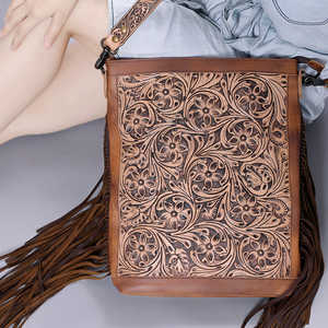 Bolso cruzado de cuero hecho a mano con flecos, bolso de hombro bohemio occidental con diseño de tallado floral para mujer - Product Image 1