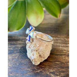Anillo de Libélula de Plata de Ley Hecho a Mano por Zuni, con Lapislázuli y Ópalo Blanco, Patrón Geométrico, Bañado en Rodio, Talla 6, Certificado IGI - Product Image 3