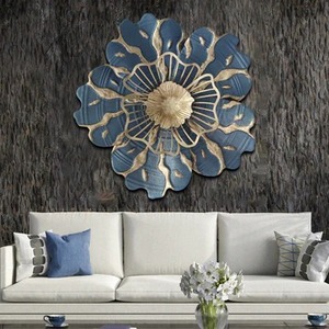 Arte Mural Metálico Floral Negro y Dorado, Escultura Elegante que Agrega Sofisticación y Estilo a la Sala de Estar, el Dormitorio o la Oficina - Product Image 2
