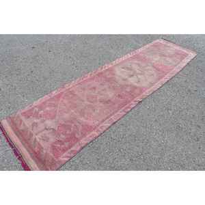 Alfombra Vintage de 2.5x10.6 pies, Alfombra Turca, Alfombra Oriental Rosa - Product Image 2