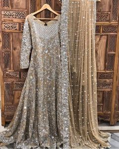 PESADO BORDADO A MANO EN LONGITUD DE PISO DE NOVIA Y DUPATTA CON CUENTAS DE CRISTAL EMBELLEZADAS, PIEDRA, TRABAJO DABKA PARA BODA = 2024 - Product Image 1