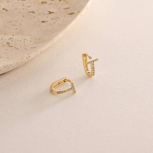 Boucles d'oreilles Huggie en argent sterling 925 plaqué or 14 carats avec zircon et croix pavée, style religieux - Product Image 2