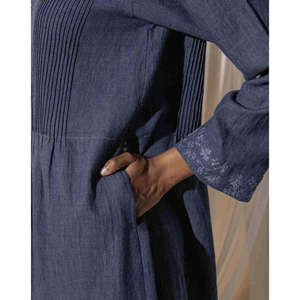 Vestido RAKA de Algodón Tejido a Mano - Azul Denim Casual, Largo hasta la Rodilla, Estampado Floral, Transpirable, Sostenible, Tallas S/M/L, Volantes Caídos, Completo - Product Image 4