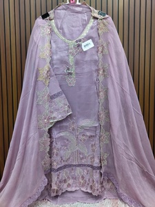 Costume pour femme de style indien en organza de viscose ethnique avec broderie lourde, ensemble Kurti et pantalon pour mariage, fête festive, vente en gros - Product Image 3