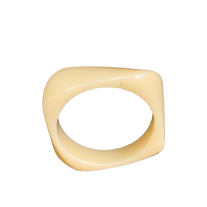 Bracelet en résine carré rétro couleur crème ivoire, bracelet géométrique épais en acrylique, bracelet large en résine au fini lisse d'inspiration vintage - Product Image 4