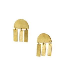 Pendientes de metal ligeros contemporáneos con patrones escultóricos minimalistas y un elegante acabado dorado para un aspecto elegante - Product Image 5