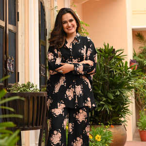 Meadow Magic Co- Ord ออกแบบมาเพื่อนำความสง่างามและความสบายมาสู่ตู้เสื้อผ้าของคุณเสื้อเชิ้ตที่สร้างขึ้นอย่างสวยงามมีปุ่มลง - Product Image 3