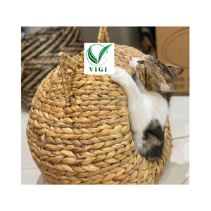 Lit pour animaux de compagnie fermé en jacinthe d'eau pour chats avec balle suspendue et coussin en coton doux - Product Image 1