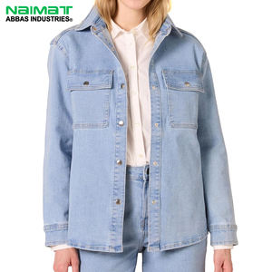 Chaqueta Vaquera de Lavado Medio con Botones a Presión Plateados, Bolsillos en el Pecho, Mangas Enrolladas y Detalles de Costura para un Estilo Casual y Urbano - Product Image 1