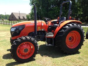 Tracteur Kubota M7060 70 CV à transmission par engrenages, tracteur utilitaire agricole avec pelle frontale pour travaux sur le terrain et en cour - Product Image 2
