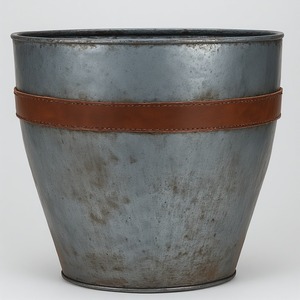 Maceta decorativa de cuero galvanizado con acabado rústico mate, trabajo artesanal Diseñado para interiores decorativos de temporada - Product Image 5