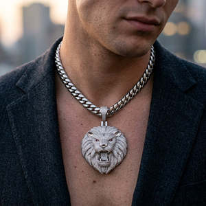 Collier pendentif lion en moissanite argentée, entièrement serti de pierres, bijou statement lion rugissant - Product Image 4
