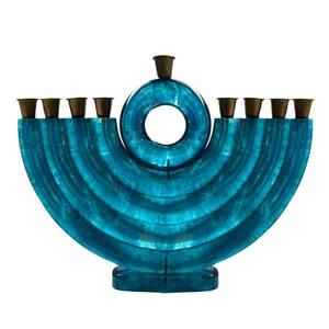 Menorá de Resina en Forma de Arco para Hanukkah, Elegante Candelabro Judío con Diseño Único para Decoración Navideña - Product Image 3