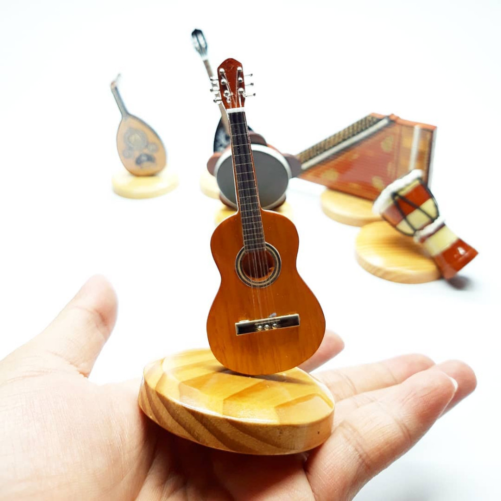 Ornamento Modello di Chitarra in Miniatura Mini Strumento Musicale Ornamento di Chitarra Popolare Classica in Legno Decorazioni Musicali domestiche (Color : 02