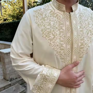 Thobe Long et Léger pour Homme, Style Vintage et Formel, en Polyester avec Broderie Faite Main, Vêtement Musulman Traditionnel Unique et Distinctif - Product Image 3
