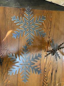 Dessus de table de flocon de neige en métal de haute qualité pour la décoration de fête de Noël à un prix raisonnable - Product Image 3