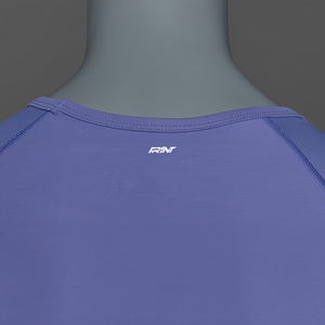 Camiseta de entrenamiento de compresión de manga corta con cuello en V personalizada para mujer - Product Image 3