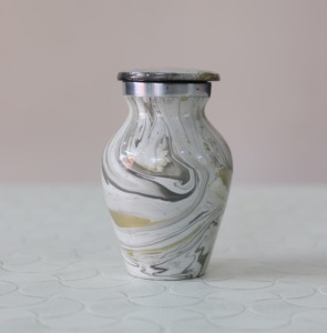 Urne funéraire artisanale en aluminium pour cendres d'animaux de compagnie, métal de haute qualité, design commémoratif de luxe, options personnalisables - Product Image 1