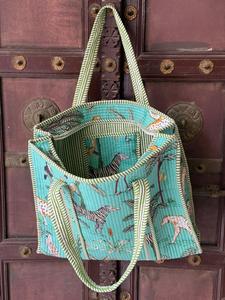 Sac fourre-tout matelassé en coton fait main et écologique, avec fermeture éclair couleur unie, chaînes et motif à blocs personnalisable, portable et polyvalent - Product Image 4