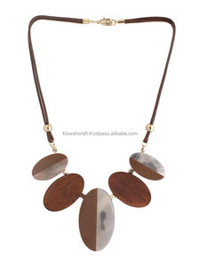 Collar de Helena grueso Multicolor estándar y elegante, collar de resina elegante para mujer, colgantes, cuentas de madera para uso en fiestas - Product Image 5