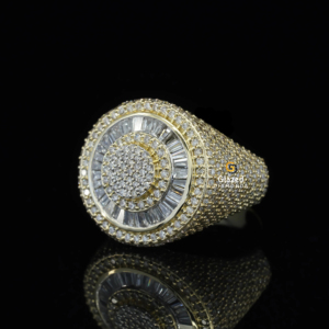 แหวนฮิปฮอปสีทองสีเหลือง14kt ที่เต็มไปด้วยเพชรโมอิสเจียระไนทรงกลมที่ช่วยเพิ่มความคมชัดระดับ VVS - Product Image 2