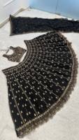 Gaun pengantin Lehenga Choli sutra tabby hitam berbordir timbul, potongan ramping, anti kusut, panjang hingga mata kaki, dengan dupatta jala desainer untuk pernikahan dan pertunangan.