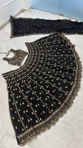 Lehenga Choli de Seda Tabby Negra con Bordado en Relieve, Largo hasta el Suelo, Corte Regular, con Dupatta de Red, Diseño de Diseñador para Boda, Compromiso, Diwali - Product Image 2