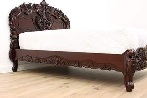 Marco de cama Ayana hecho de madera de caoba de alta calidad con tallado a mano y diseño ecológico clásico para uso en dormitorios interiores - Product Image 3