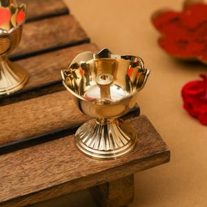 Lámpara de Aceite Decorativa de Latón, Diya Hecha a Mano en India, Deepak para Festivales, Pooja, Uso en el Hogar y Templos - Product Image 4