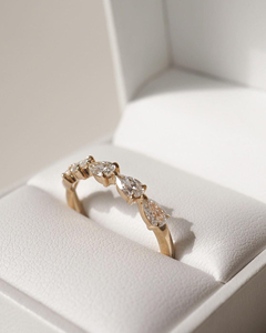 Anillo de Bodas Atemporal de Oro Sólido de 14K con Diamante de Laboratorio de Corte Pera de 0.50 Quilates con Certificación SGL - Product Image 6