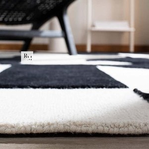 Tapis en laine monochrome abstrait à découpe en boucle avec formes graphiques audacieuses pour les intérieurs contemporains de salons et de chambres - Product Image 2