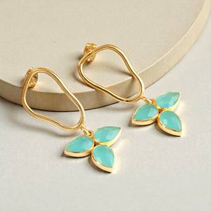 Boucles d'oreilles pendantes en argent 925 avec chalcédoine aqua 4x6mm en forme de poire - Boucles d'oreilles pendantes dorées à l'or fin - Product Image 1