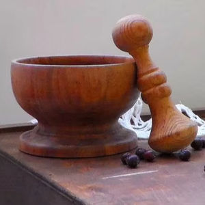 Mortero de madera simple con forma funcional y apariencia rústica adecuado para casas de decoración natural - Product Image 1