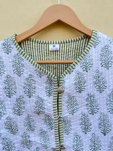 Chaqueta de Algodón con Estampado de Bloques, Hecha a Mano en India, Chaqueta Acolchada Kantha de Algodón Blanco, Chaqueta Reversible con Estampado Floral Estilo Boho - Product Image 4