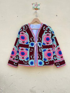 Vente en gros Veste brodée Suzani Veste courte Suzani pour femme Taille libre Cadeau pour elle Manteau d'hiver brodé floral bohème - Product Image 5