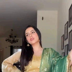 Ensemble Kurta Pant en soie de créateur doré et vert avec dupatta, broderie en soie Zimmy Choo, travail de séquence et de codage, haut et pantalon - Product Image 1