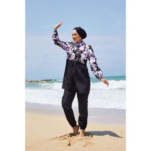 Traje de baño modesto con estampado floral lila y cintura fruncida - Product Image 4