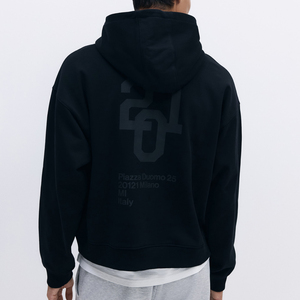 Sweat-shirt noir en molleton 100 % coton, offrant une sensation douce et chaude, coupe décontractée et motif discret. - Product Image 6