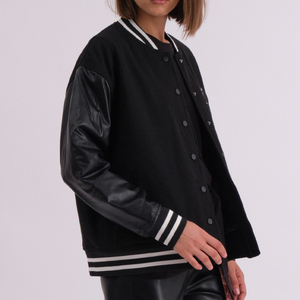 Veste de style universitaire noire pour femmes, manches en cuir, bordure côtelée rayée, style urbain surdimensionné, mode streetwear. - Product Image 2