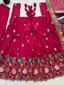 Robe longue Anarkali en soie organza rouge avec broderies et perles multiples, Salwar Kameez indien pakistanais 3 pièces à jupe évasée - Product Image 3